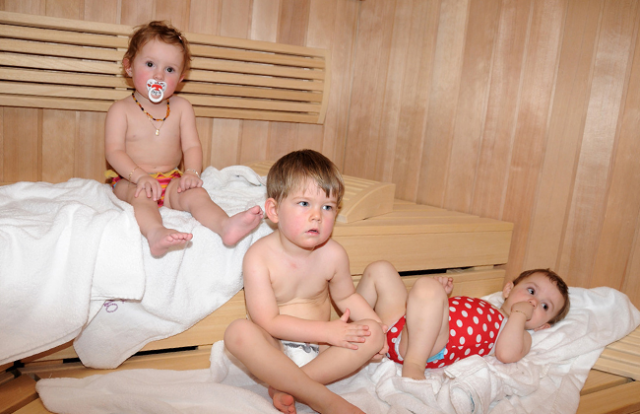 Безопасность в бане с ребенком до года: основные правила посещения, противопоказания и влияние на детский организм, мнение педиатра