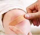Чем обработать рану у ребенка: правила обработки мелких и крупных ранений, народные и медикаментозные методы лечения, когда стоит обращаться к врачу
