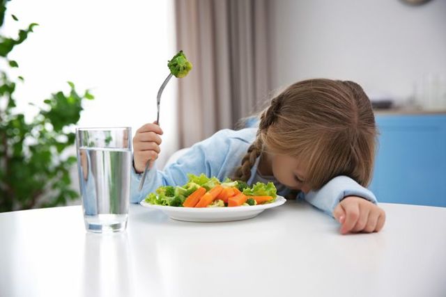 Что делать, если ребенок не ест: признаки плохого аппетита и их последствия, маленькие хитрости родителей и советы педиатра, способы накормить малоежку