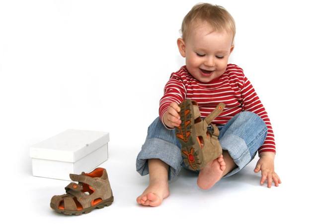 Как выбрать детскую обувь: инструкция по подбору, эргономичная форма и твердый высокий задник, внутренний амортизатор подошвы и безопасность материалов