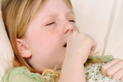 Лечение кашля у детей народными средствами: причины возникновения и разновидности симптома, показания и противопоказания для домашней терапии, эффективные рецепты и советы родителям