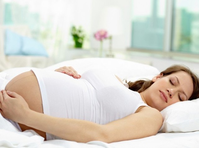 Можно ли спать на спине во время беременности: идеальные позы для сна на разных сроках, сопутствующие факторы нарушения, рекомендации гинеколога