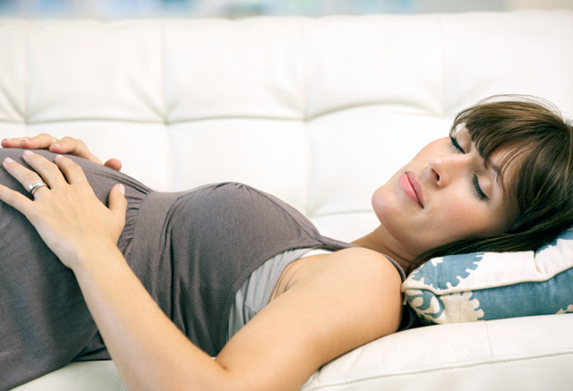 Можно ли спать на спине во время беременности: идеальные позы для сна на разных сроках, сопутствующие факторы нарушения, рекомендации гинеколога