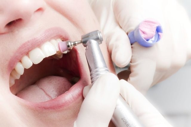 Можно ли во время беременности лечить зубы: разрешенные и запрещенные стоматологические процедуры, использование анестезии и список безопасных препаратов, основные нюансы терапии