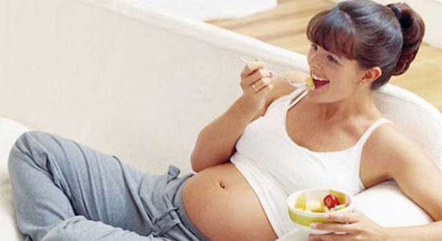 Почему беременных тянет на солёное: нормы и мифы о соли, особенности повышения прогестерона и распространенные заблуждения