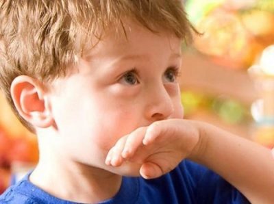 Почему ребенка тошнит: основные причины и признаки патологии, провоцирующие факторы и методы их устранения, советы педиатра и сопутствующие симптомы