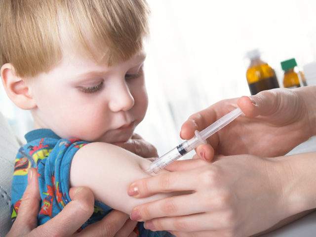 Прививка АДСм детям: механизм действия и основные противопоказания, правила поведения до и после вакцинации, график иммунизации