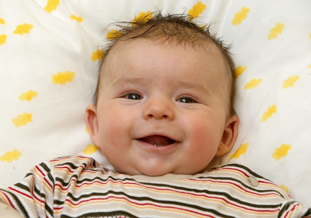 Развитие ребенка 4 месяца: физиологические изменения организма малыша и особенности питания, режим сна и отдыха, таблица норм роста и веса
