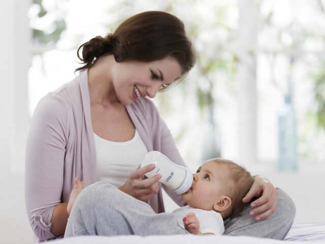 Развитие ребенка 4 месяца: физиологические изменения организма малыша и особенности питания, режим сна и отдыха, таблица норм роста и веса