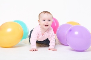 Развитие ребенка в 8 месяцев: физиологические и психологические особенности малыша, стандартные нормы и способы проверки навыков у детей, развивающие игры и упражнения
