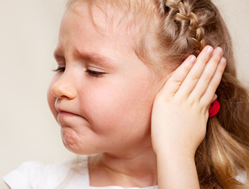 Ребенок чешет уши: физиологические и патологические причины появления зуда, лечение патологии в домашних условиях, меры профилактики