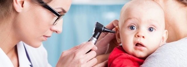 Ребенок чешет уши: физиологические и патологические причины появления зуда, лечение патологии в домашних условиях, меры профилактики