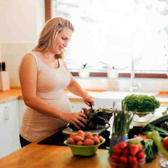 10 продуктов для питания будущей мамы: еда на ранних и поздних сроках, рекомендации профессионалов и советы по меню