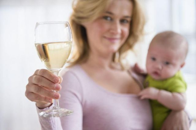 Алкоголь при грудном вскармливании: дозировка и сроки выведения спирта из крови, последствия для ребенка