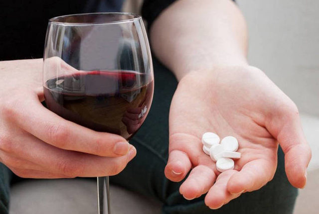 Анальгин и алкоголь: взаимодействие препарата со спиртным, побочные эффекты употребления