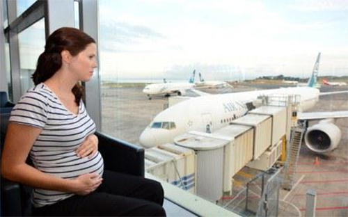 Авиаперелет при беременности: требования авиакомпаний, меры предосторожности и возможные осложнения