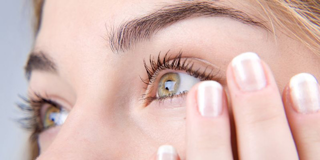 Белая точка, пятно на радужке глаза: причины появления, методы обследования и особенности лечения