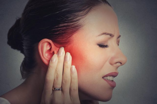 Боль и заложенность в ушах, что делать: о чем говорят симптомы?