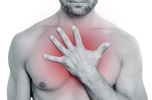 Боль в грудине посередине при вдохе, при нажатии, при движении: причины, правила оказания первой помощи