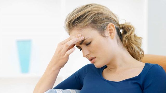 Болит голова в области лба и давит на глаза: провоцирующие факторы, первая помощь, лечебные и профилактические мероприятия