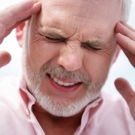 Болит голова в области лба и давит на глаза: провоцирующие факторы, первая помощь, лечебные и профилактические мероприятия