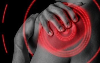 Болит плечо при поднятии руки вверх: провоцирующие факторы, разновидности дискомфортных ощущений, диагностика и способы лечения