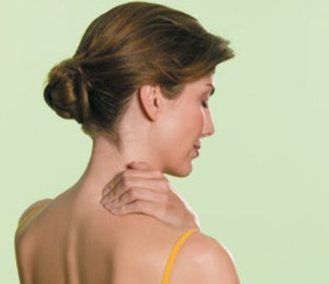 Болит плечо при поднятии руки вверх: провоцирующие факторы, разновидности дискомфортных ощущений, диагностика и способы лечения
