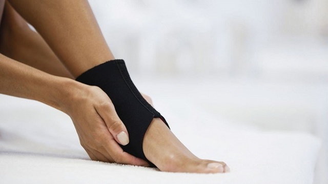 Болит стопа ноги ближе к пальцам, пятке, посередине при ходьбе: причины недомогания, выбор нужного специалиста