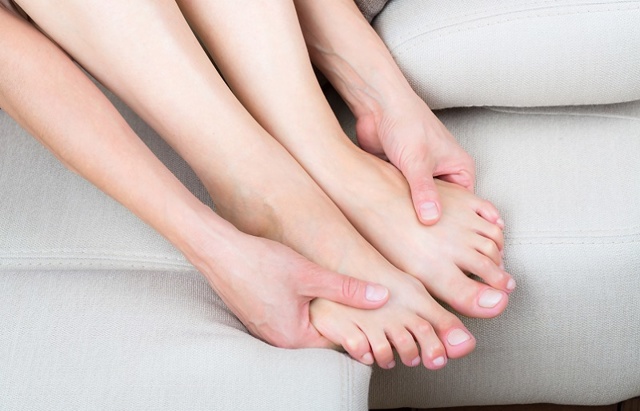 Болит стопа ноги ближе к пальцам, пятке, посередине при ходьбе: причины недомогания, выбор нужного специалиста