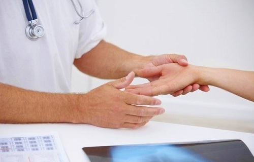 Болят пальцы рук: возможные заболевания, клиническая картина, диагностика и принципы лечения