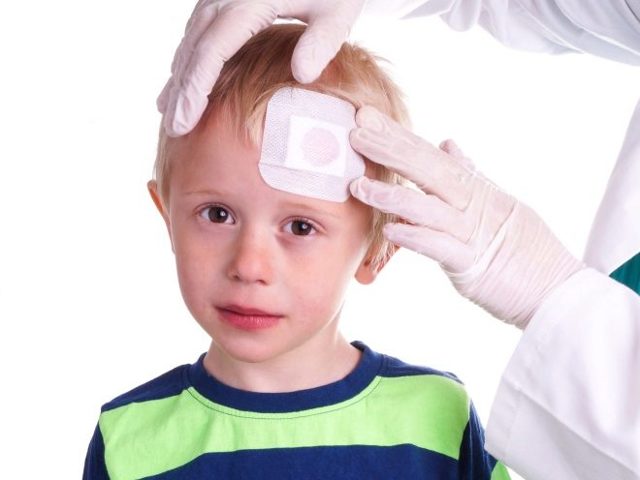 Что делать, когда ребенок сильно ударился головой — лбом или виском