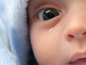 Что делать при непроходимости слезного канала у ребенка?