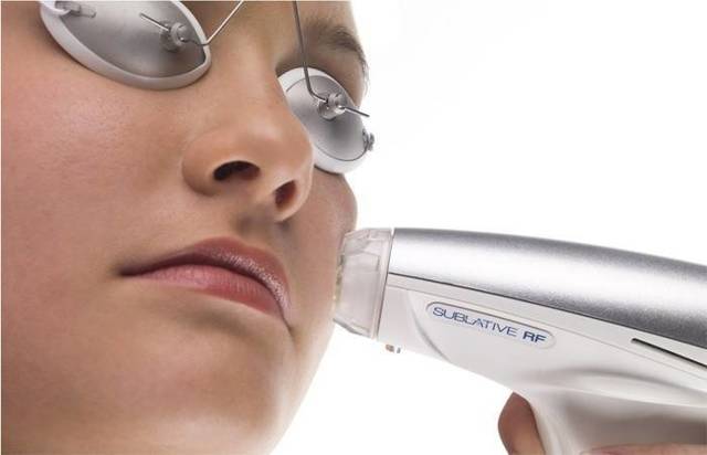 Фракционное лазерное омоложение кожи вокруг глаз: особенности проведения процедуры