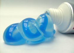 Фтор в зубной пасте: для чего добавляют производители, не опасен ли для зубов?