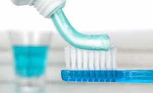 Фтор в зубной пасте: для чего добавляют производители, не опасен ли для зубов?