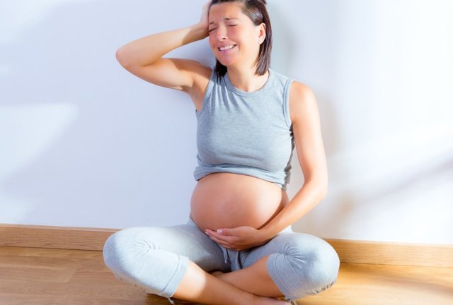 Головная боль при беременности в 1, 2 и 3 триместре: провоцирующие факторы, лечение медикаментами и народными методами