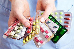 Гормонсодержащие препараты при климаксе: перечень средств, их преимущества и недостатки, рекомендации по подбору