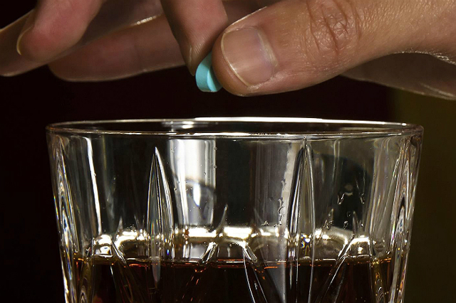 Ибупрофен и алкоголь: взаимодействие препарата со спиртным, побочные эффекты