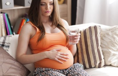 Как избавиться от изжоги при беременности: безопасные лекарственные препараты, народные средства и диета