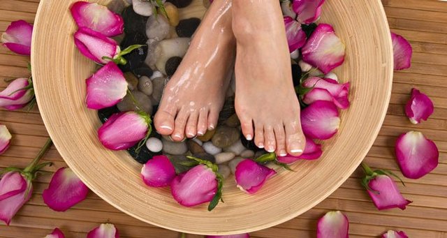Как избавиться от неприятного запаха ног: эффективные средства от потливости
