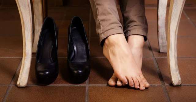 Как избавиться от неприятного запаха ног: эффективные средства от потливости