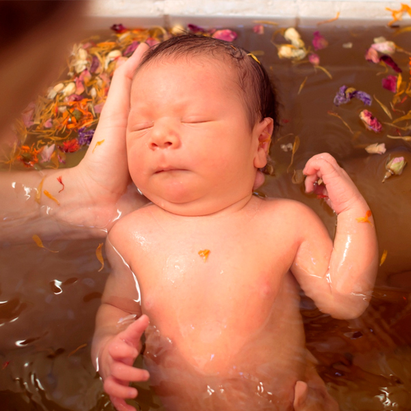 Как купать новорожденного: основные правила, температура воды, отвары трав, специальные аксессуары