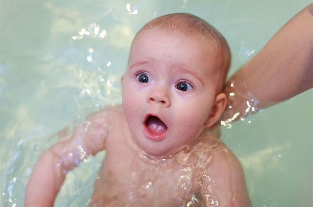 Как купать новорожденного: основные правила, температура воды, отвары трав, специальные аксессуары