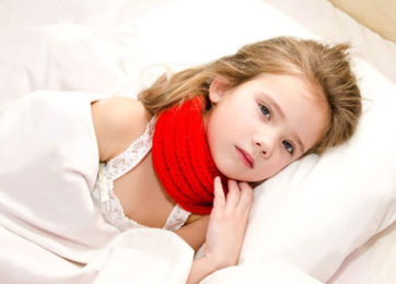 Как лечить ребенка, если болит горло и имеется температура?