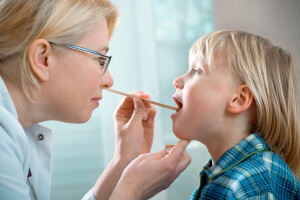 Как лечить ребенка, если болит горло и имеется температура?