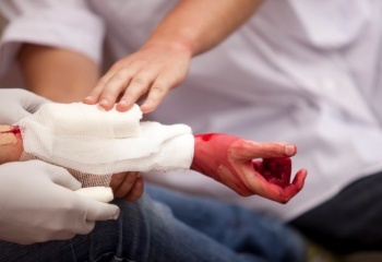 Как накладывать повязку на раны конечностей: пластырная и другие виды повязок, остановка кровотечения, особенности наложения и их применения