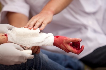 Как накладывать повязку на раны конечностей: пластырная и другие виды повязок, остановка кровотечения, особенности наложения и их применения