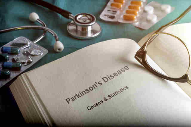 Как помочь при болезни паркинсона и альцгеймера: механизмы проявления болезней и методы помощи больным людям