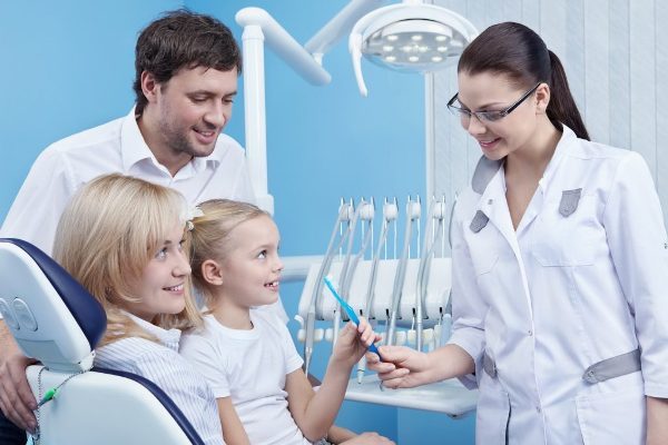 Как правильно удалять молочные зубы у детей, когда лучше?