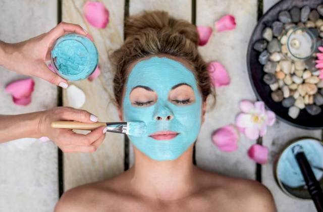 Как увлажнить сухую кожу лица: рецепты питательных домашних масок и способы их применения, эффект от их использования